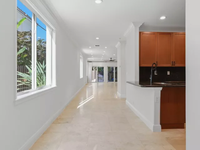 Продажа дома по адресу 1812 NE 26th Avenue - фото 8913452