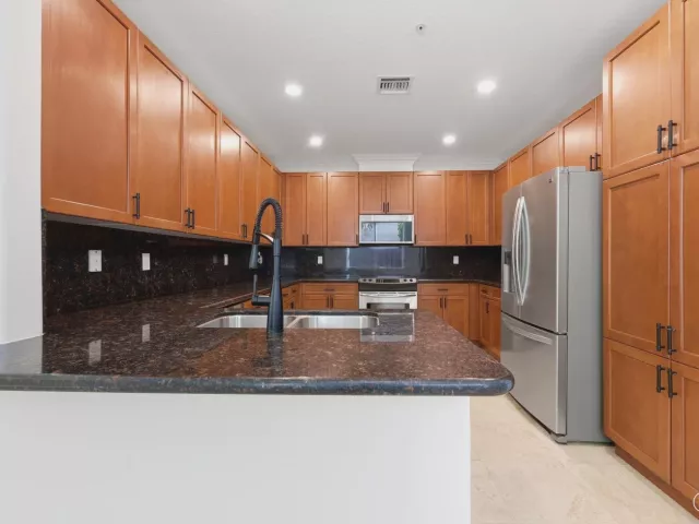 Продажа дома по адресу 1812 NE 26th Avenue - фото 8913454