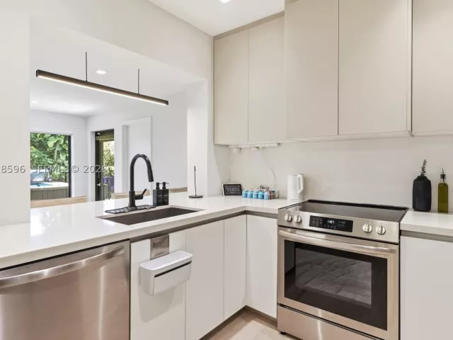Продажа дома по адресу 6321 SW 21st St - фото 8947588