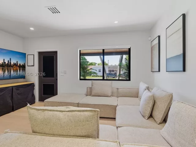 Продажа дома по адресу 6321 SW 21st St - фото 8947585