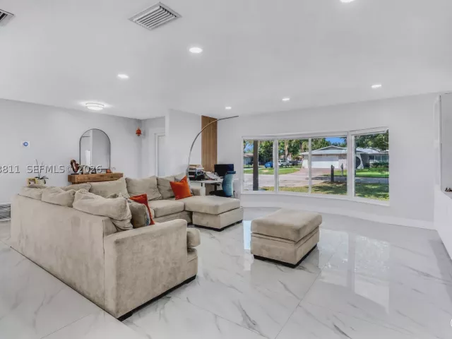 Продажа дома по адресу 2130 NW 106th Ave - фото 8947315