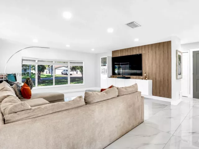 Продажа дома по адресу 2130 NW 106th Ave - фото 8947317