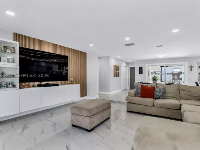 Продажа дома по адресу 2130 NW 106th Ave - фото 8947318