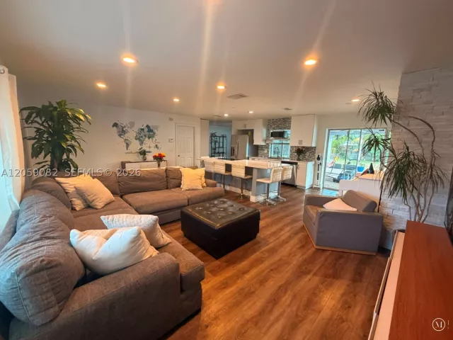 Продажа дома по адресу 1760 SW 12th St - фото 8924507
