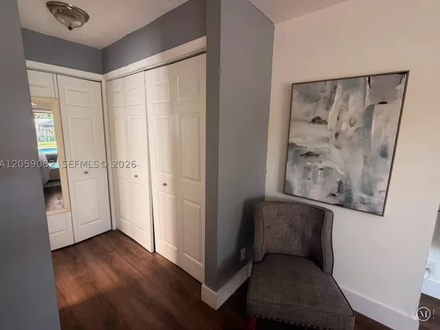 Продажа дома по адресу 1760 SW 12th St - фото 8924512