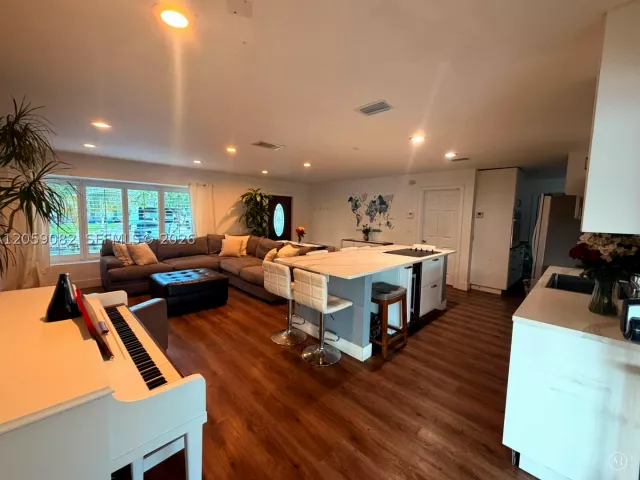 Продажа дома по адресу 1760 SW 12th St - фото 8924498