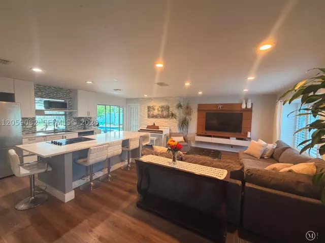 Продажа дома по адресу 1760 SW 12th St - фото 8924502