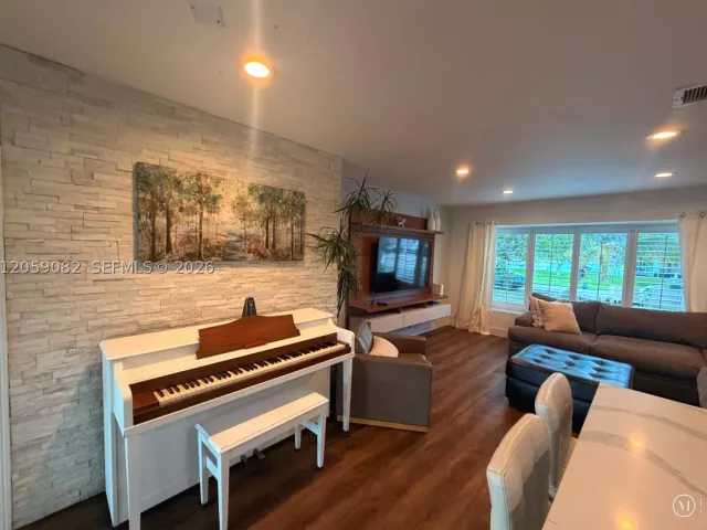 Продажа дома по адресу 1760 SW 12th St - фото 8924504