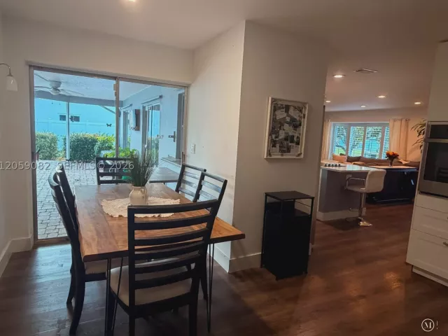 Продажа дома по адресу 1760 SW 12th St - фото 8924505