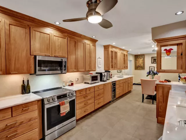 Продажа дома по адресу 908 NE 16th Place - фото 8921267