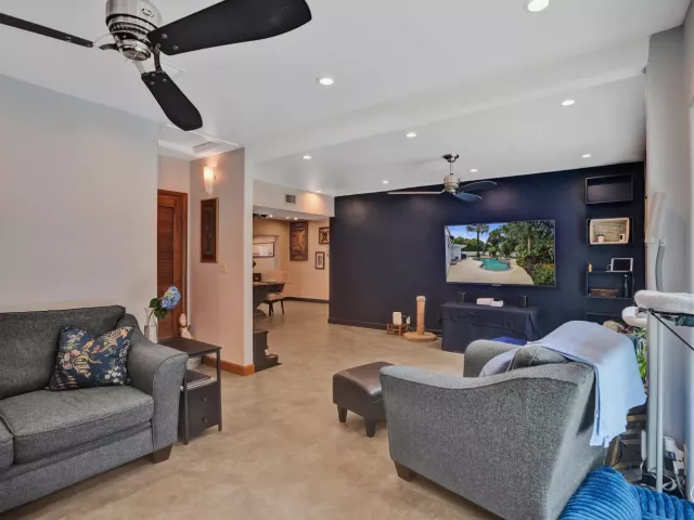 Продажа дома по адресу 908 NE 16th Place - фото 8921271
