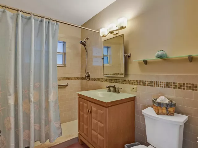 Продажа дома по адресу 908 NE 16th Place - фото 8921274