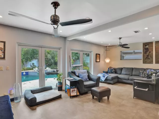 Продажа дома по адресу 908 NE 16th Place - фото 8921275