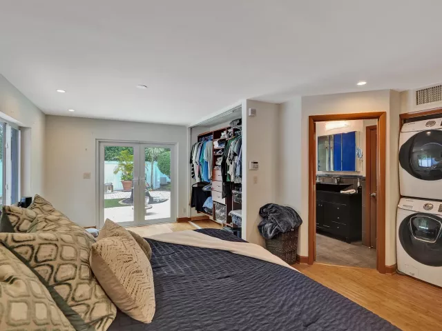 Продажа дома по адресу 908 NE 16th Place - фото 8921277