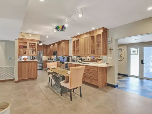 Продажа дома по адресу 908 NE 16th Place - фото 8921264