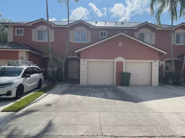 Продажа дома по адресу 904 NW 100th Ave - фото 9356384