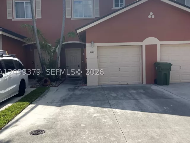Продажа дома по адресу 904 NW 100th Ave - фото 9356387