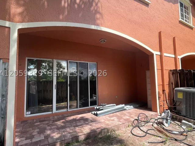 Продажа дома по адресу 904 NW 100th Ave - фото 9356450