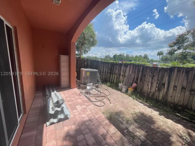 Продажа дома по адресу 904 NW 100th Ave - фото 9356452