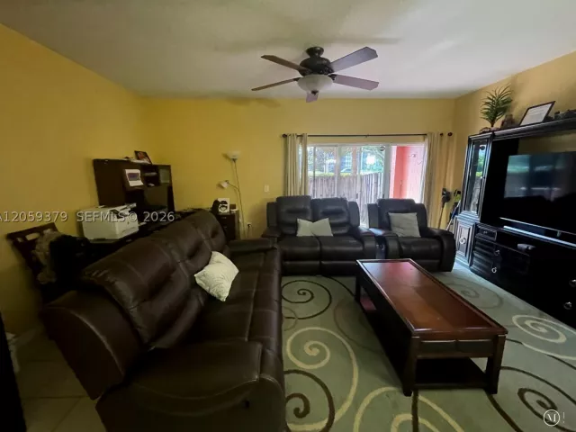 Продажа дома по адресу 904 NW 100th Ave - фото 9356456