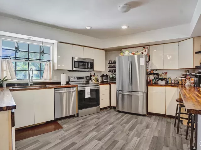 Продажа дома по адресу 1325 MIDDLE RIVER Drive - фото 8916257