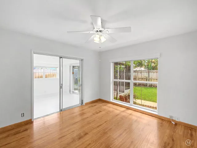 Продажа дома по адресу 4650 NE 2ND Terrace - фото 8916426
