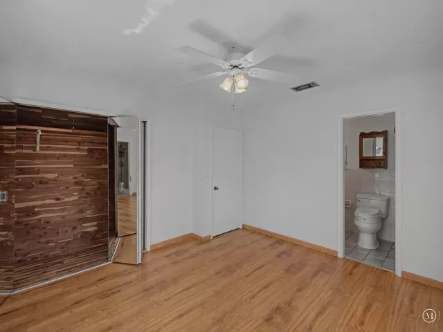 Продажа дома по адресу 4650 NE 2ND Terrace - фото 8916427