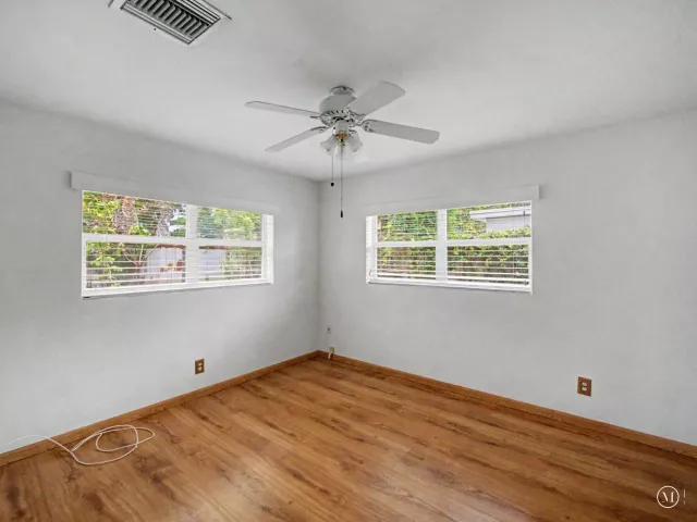Продажа дома по адресу 4650 NE 2ND Terrace - фото 8916429