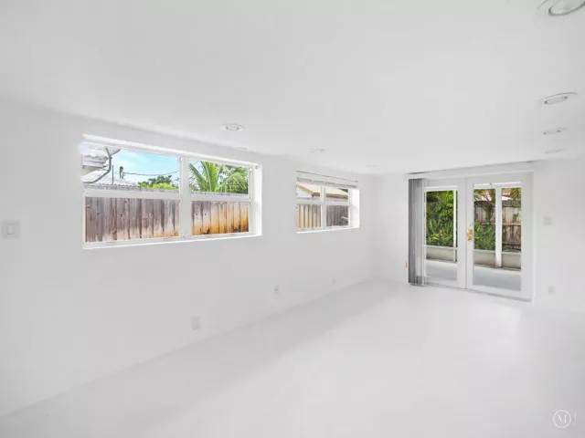 Продажа дома по адресу 4650 NE 2ND Terrace - фото 8916432