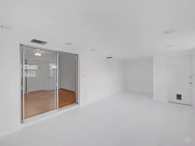 Продажа дома по адресу 4650 NE 2ND Terrace - фото 8916433