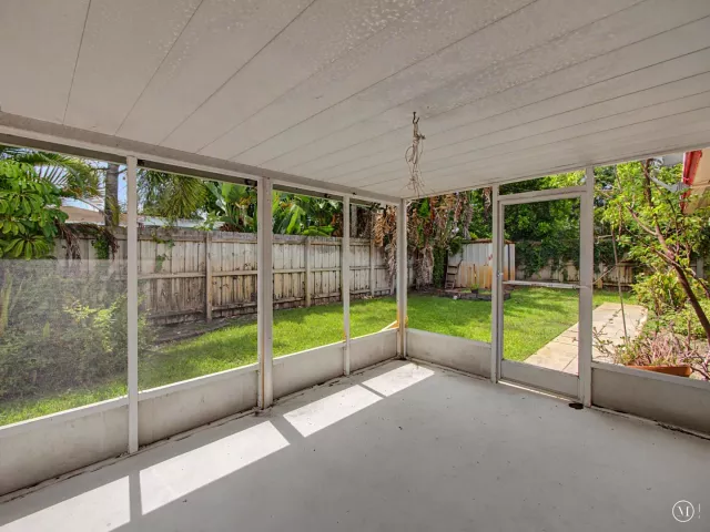 Продажа дома по адресу 4650 NE 2ND Terrace - фото 8916434