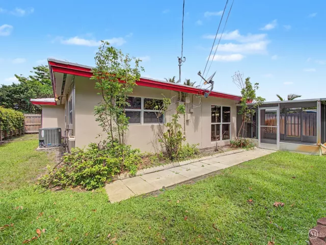 Продажа дома по адресу 4650 NE 2ND Terrace - фото 8916435