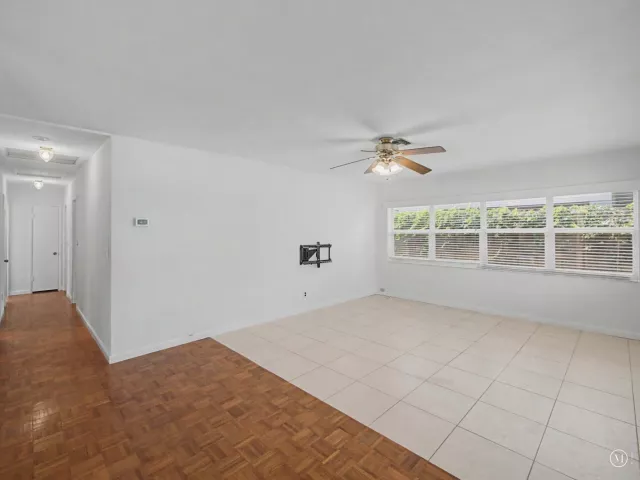 Продажа дома по адресу 4650 NE 2ND Terrace - фото 8916419