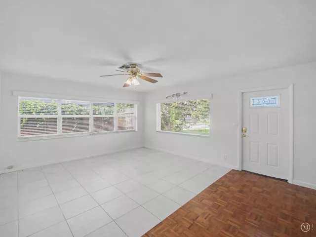 Продажа дома по адресу 4650 NE 2ND Terrace - фото 8916421