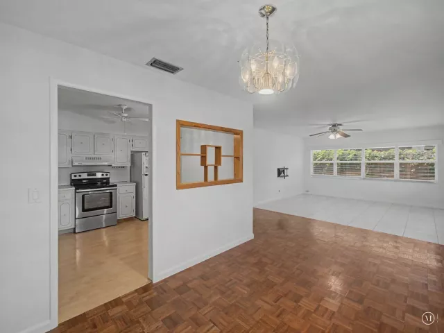 Продажа дома по адресу 4650 NE 2ND Terrace - фото 8916422
