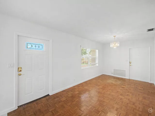 Продажа дома по адресу 4650 NE 2ND Terrace - фото 8916423
