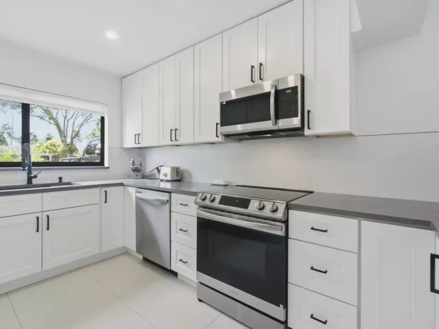 Продажа дома по адресу 1333 SE 8TH Street - фото 9180905