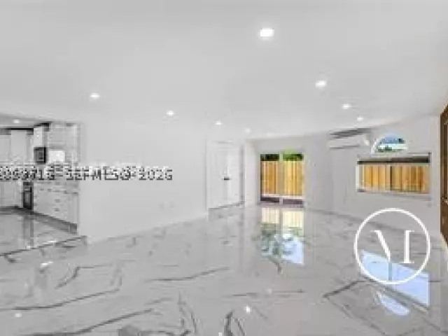 Продажа дома по адресу 2185 Imperial Point Dr - фото 8917292