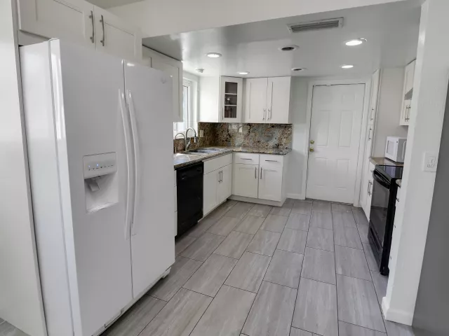 Продажа дома по адресу 2233 NW 3rd Avenue - фото 9359420
