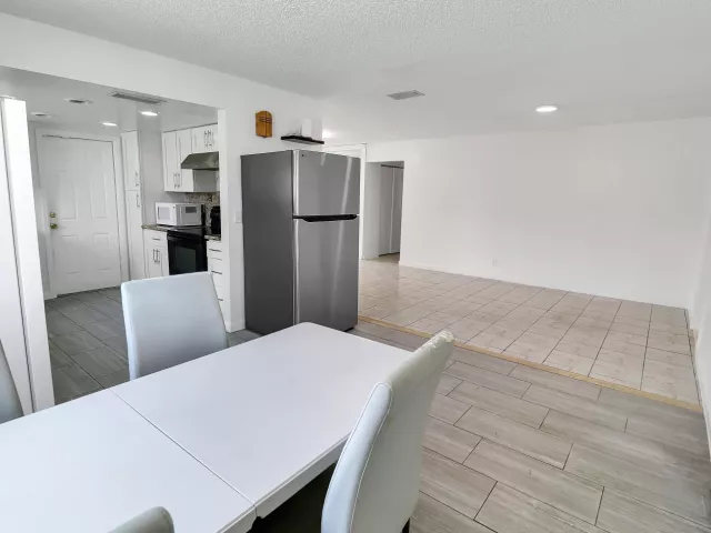 Продажа дома по адресу 2233 NW 3rd Avenue - фото 9359422