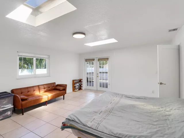 Продажа дома по адресу 2233 NW 3rd Avenue - фото 9359428