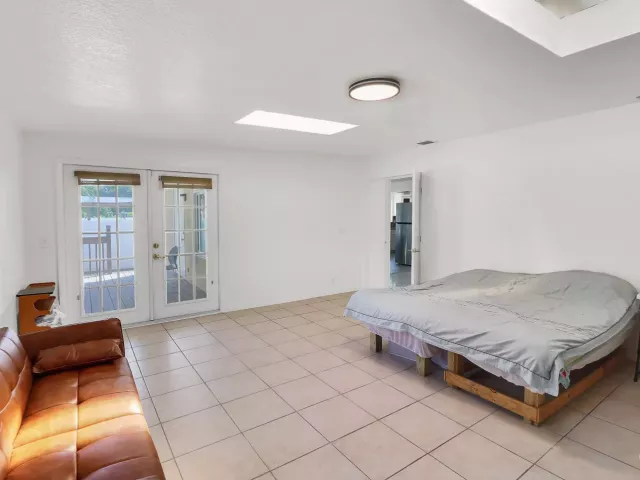 Продажа дома по адресу 2233 NW 3rd Avenue - фото 9359429