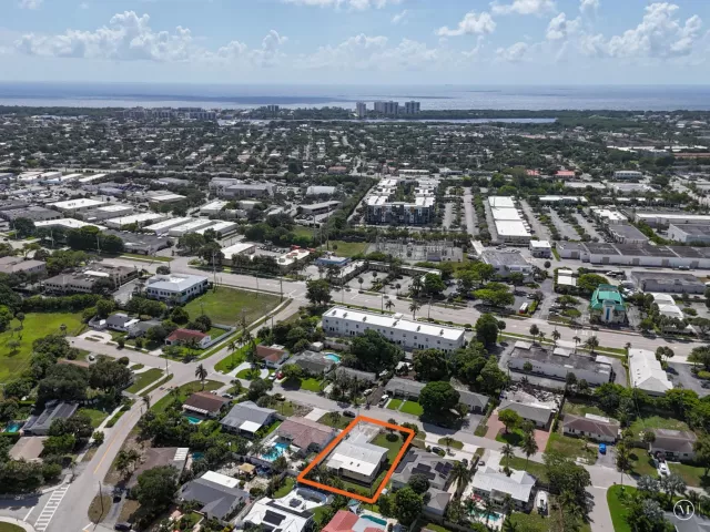 Продажа дома по адресу 2233 NW 3rd Avenue - фото 9359446