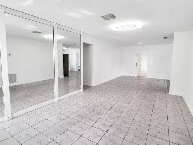Продажа дома по адресу 2233 NW 3rd Avenue - фото 9359413