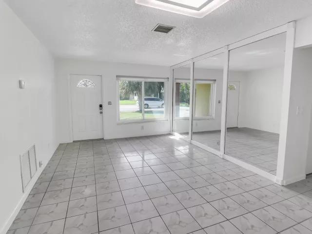 Продажа дома по адресу 2233 NW 3rd Avenue - фото 9359414