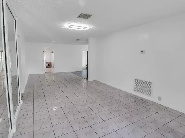 Продажа дома по адресу 2233 NW 3rd Avenue - фото 9359415