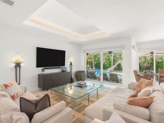 Продажа дома по адресу 2517 NE 13TH Street - фото 8922478