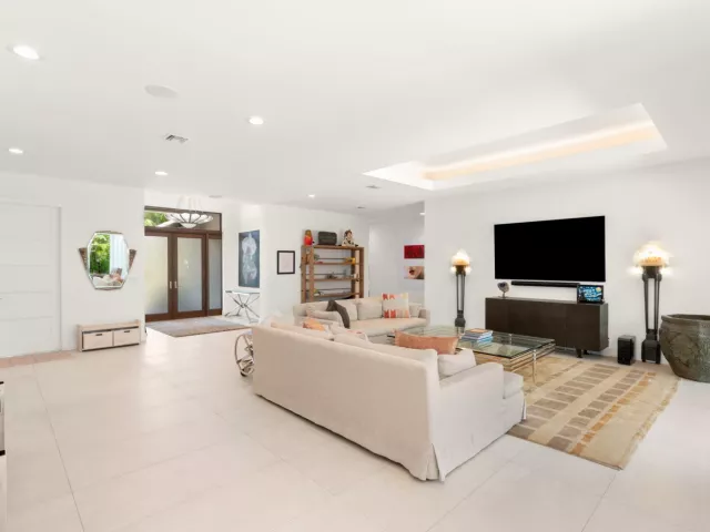 Продажа дома по адресу 2517 NE 13TH Street - фото 8922479