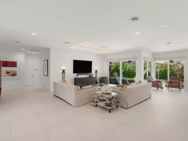 Продажа дома по адресу 2517 NE 13TH Street - фото 8922477