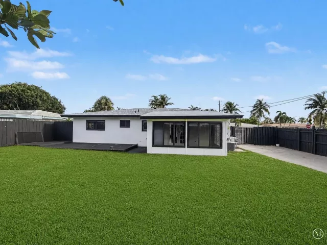 Продажа дома по адресу 150 SE 5th Court - фото 9357361